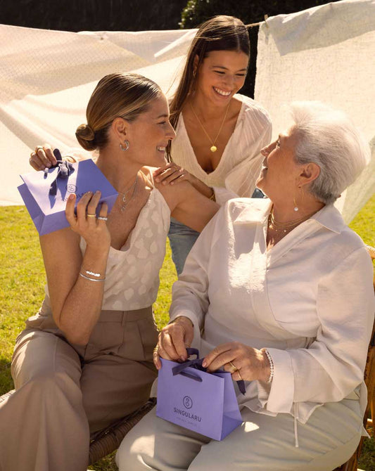 Celebra el Día de la Segunda Madre: Las Mejores Joyas para Ella.