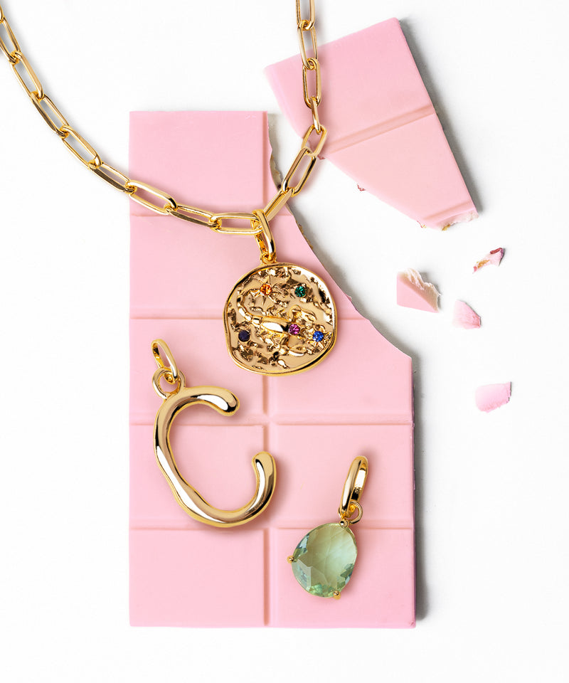 Charm Letter XL Banho de Ouro