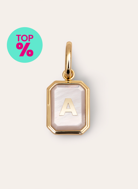 Charm Personalizado Letter Nácar Baño Oro