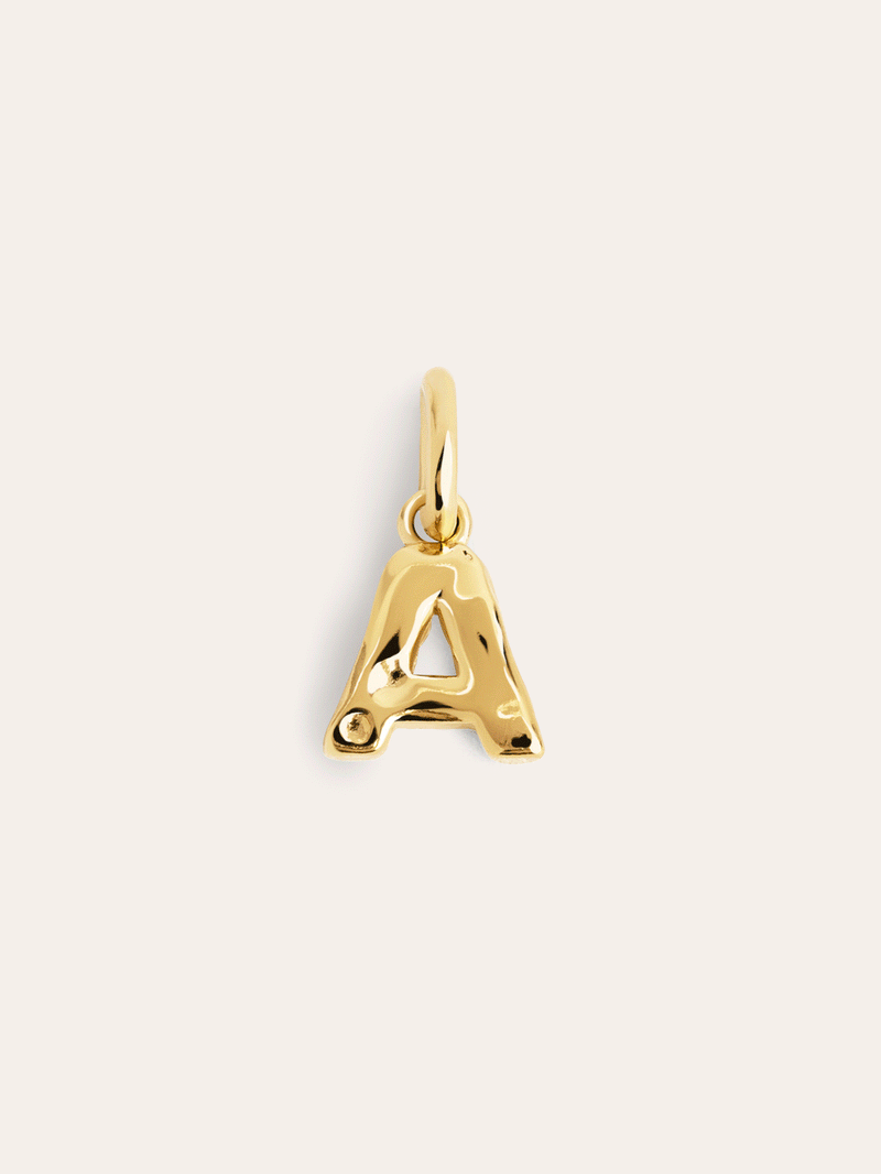 Charm Letter Organic Prata Banho de Ouro