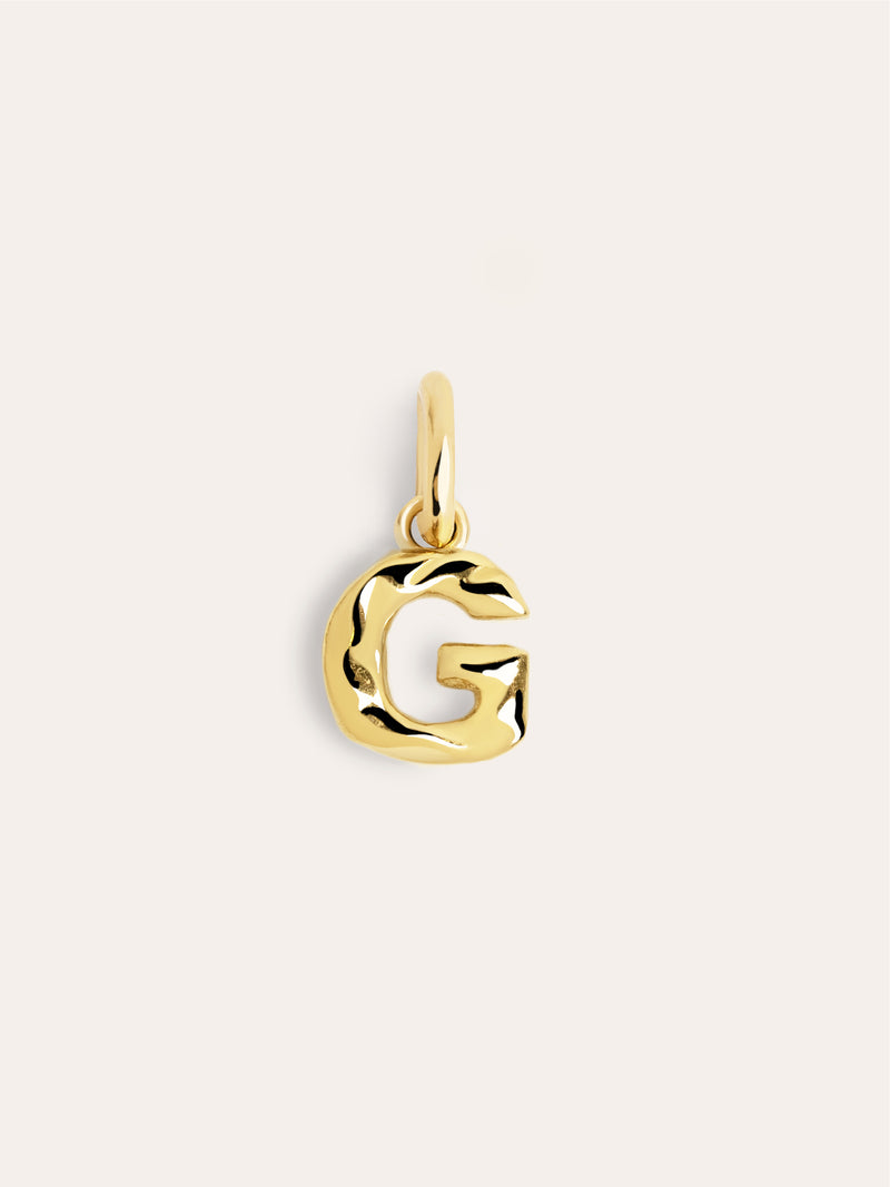 Charm Letter Organic Prata Banho de Ouro