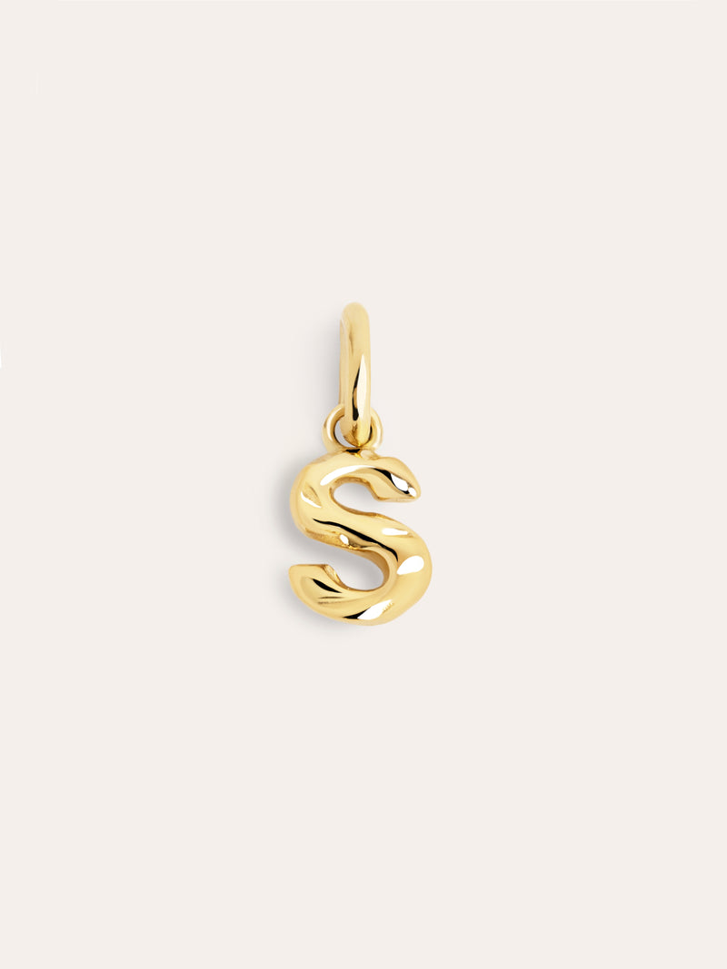 Charm Letter Organic Prata Banho de Ouro