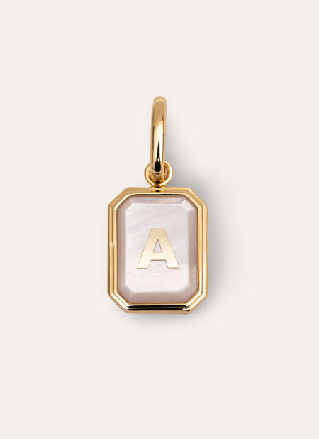 Charm Personalizado Letter Nácar Banho de Ouro