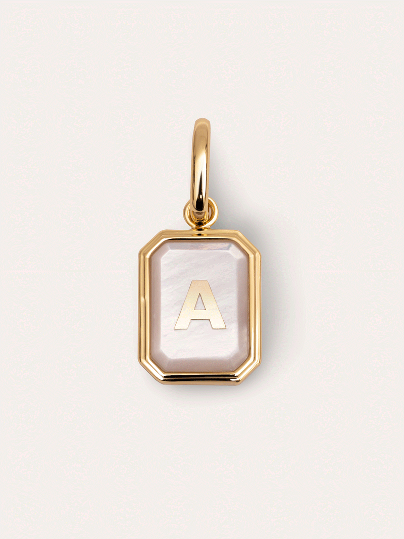 Charm Personalizado Letter Nácar Banho de Ouro