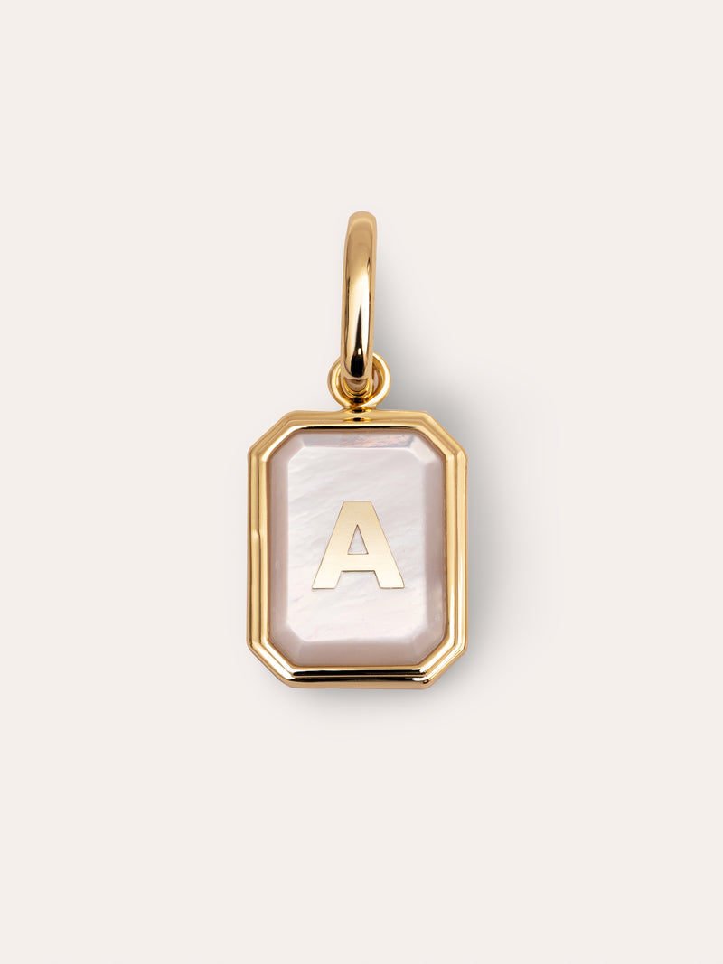 Charm Personalizado Letter Nácar Banho de Ouro