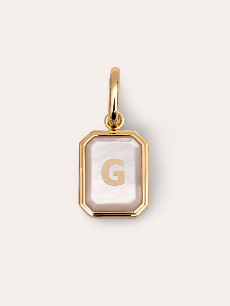 Charm Personalizado Letter Nácar Banho de Ouro