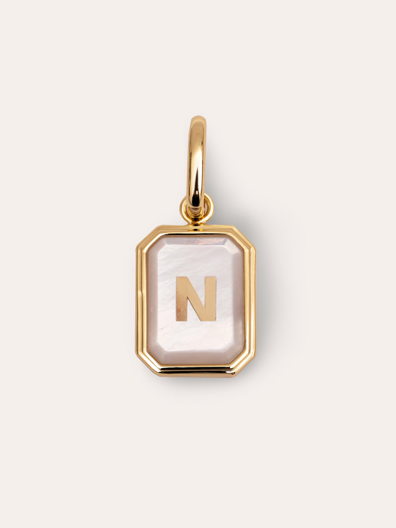 Charm Personalizado Letter Nácar Banho de Ouro