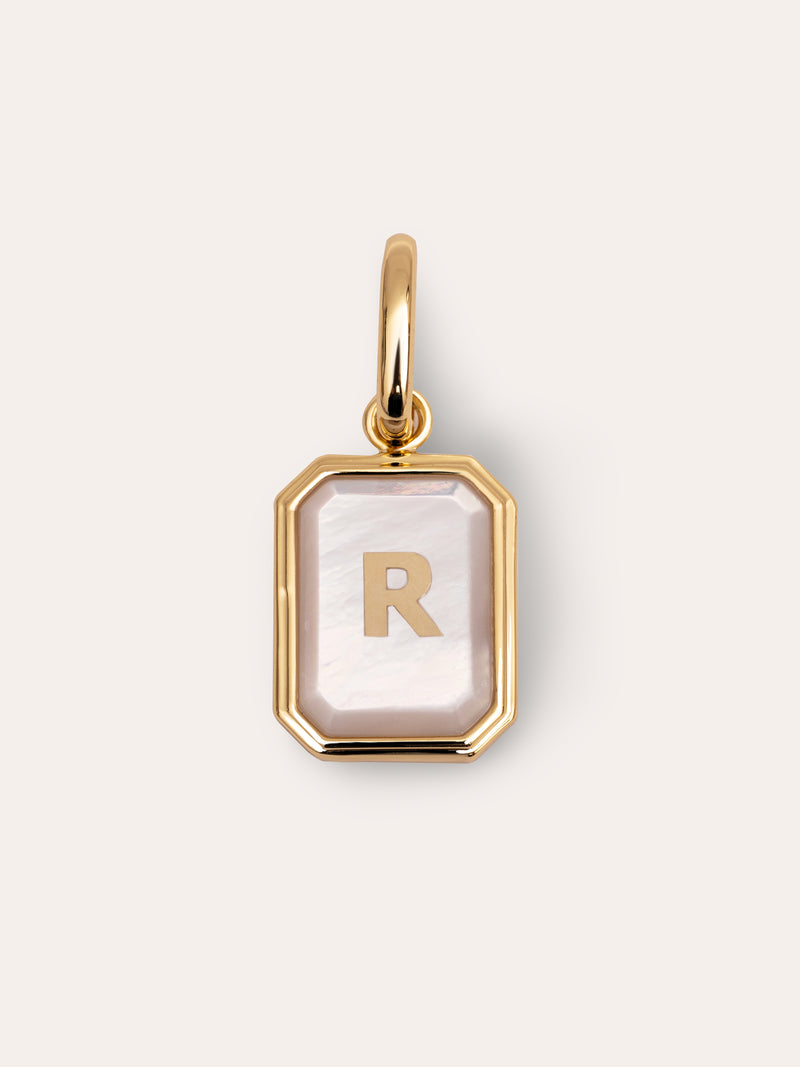 Charm Personalizado Letter Nácar Banho de Ouro