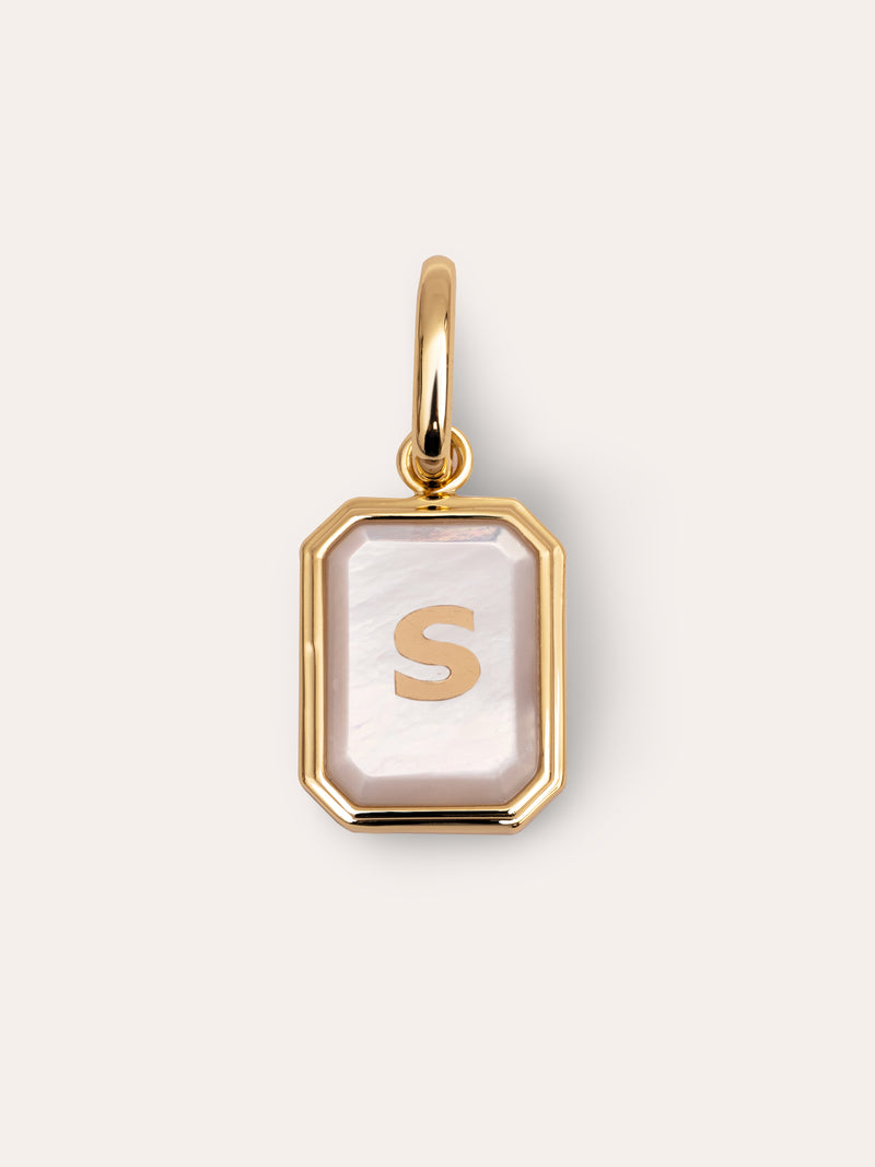 Charm Personalizado Letter Nácar Banho de Ouro