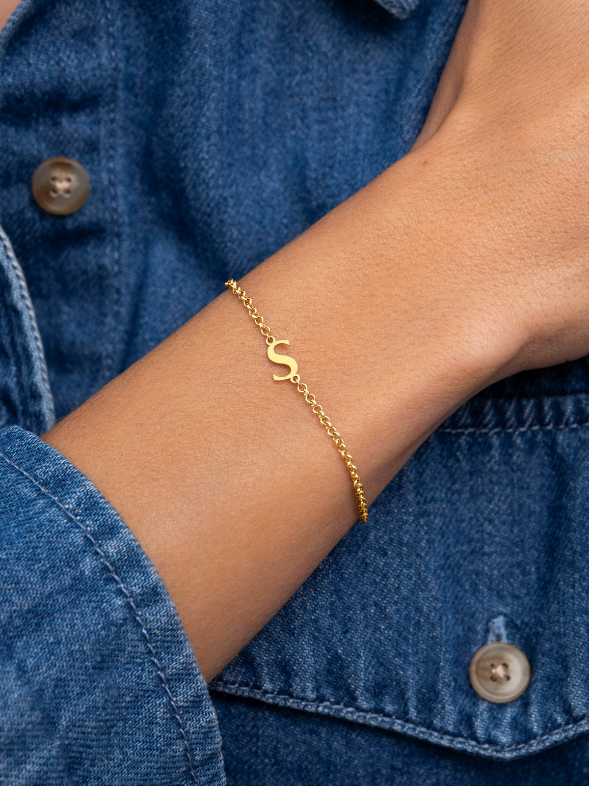 Single Letter armband van staal met gouden plating - puesto en modelo