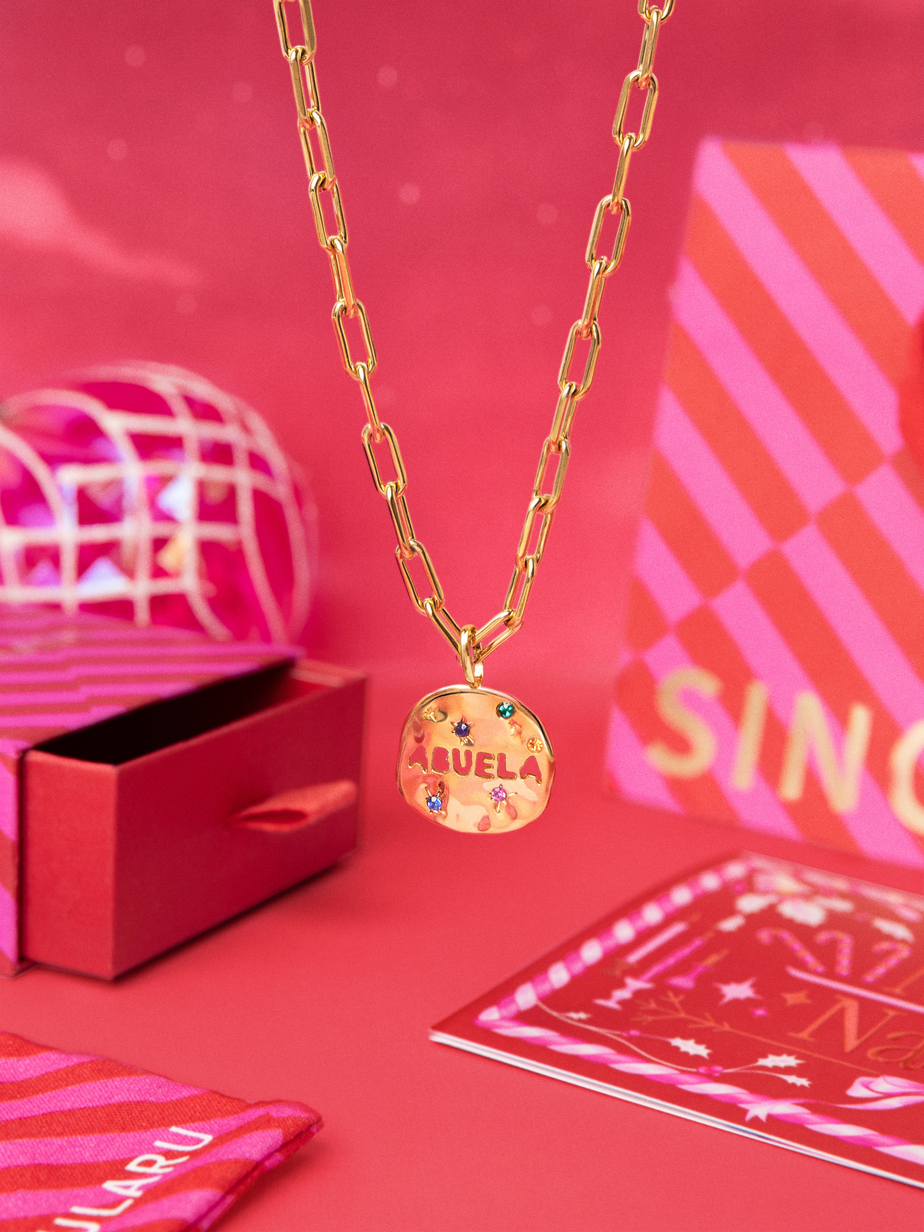 Abuela Charm, vegoldet