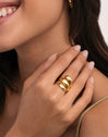Anillo Bucle Acero Baño Oro - puesto en modelo