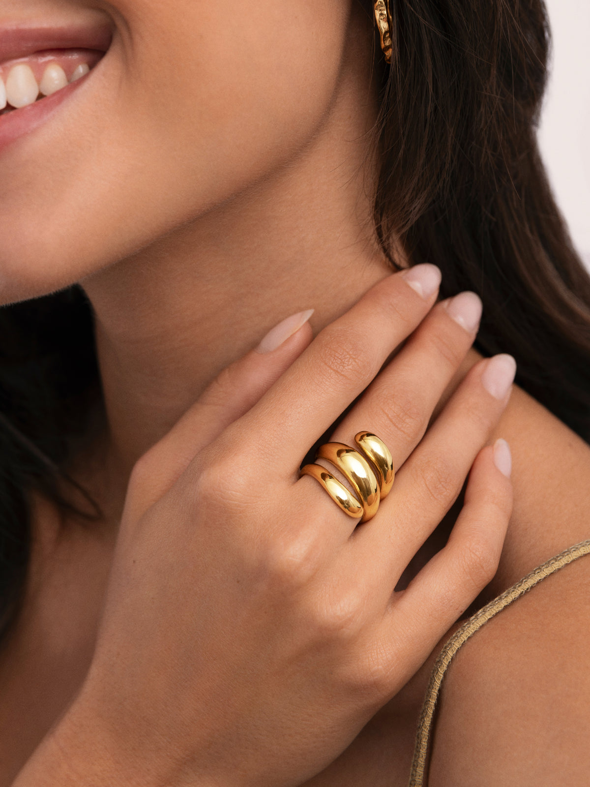 Anillo Bucle Acero Baño Oro - puesto en modelo