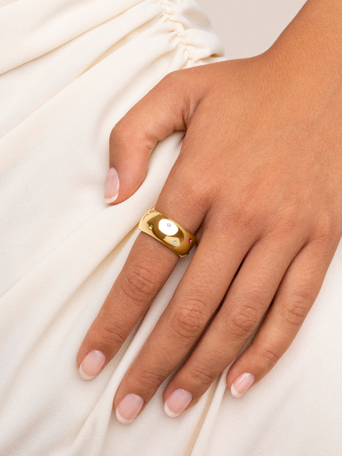 Curve Rainbow Ring van Staal met Goudkleurige coating - puesto en modelo