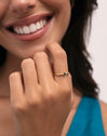 Anello Leonor Indaco Placcato Oro - puesto en modelo