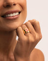 My Pink Stone Ring van Staal met Goudkleurige coating - puesto en modelo