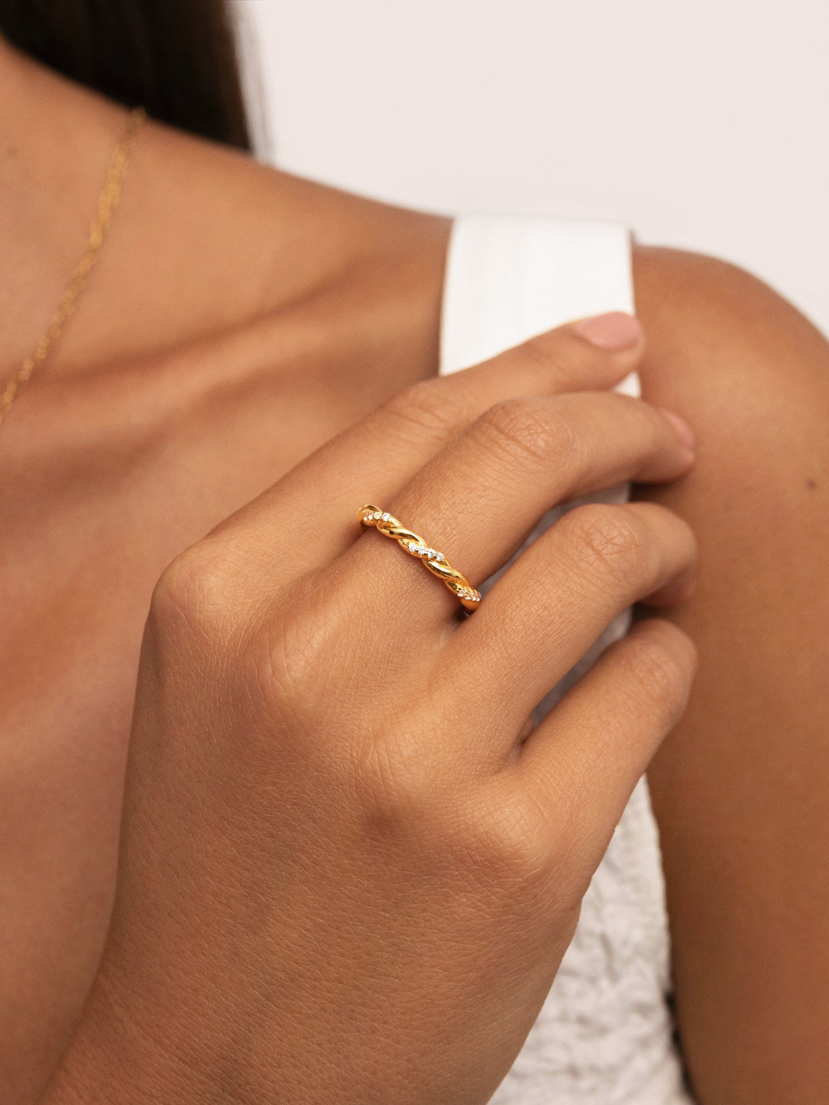 Tressia Ring, vergoldet - puesto en modelo