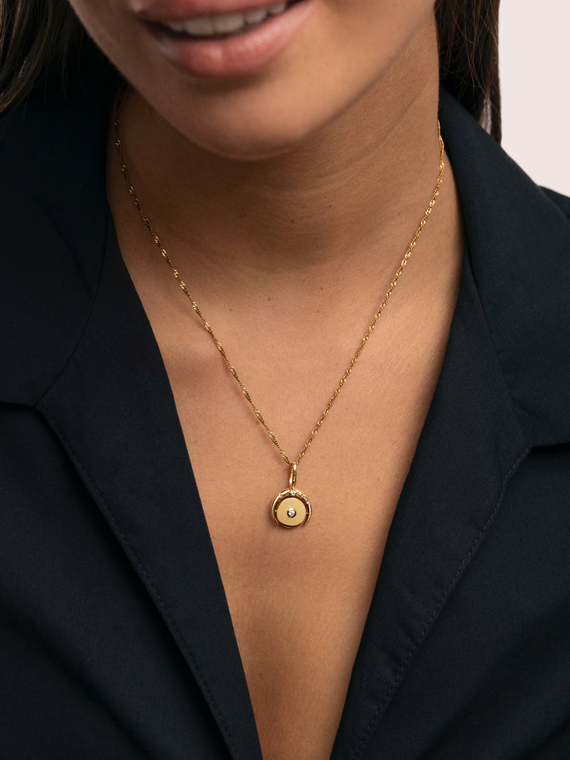 Charm Medallion Moonset Banho de Ouro