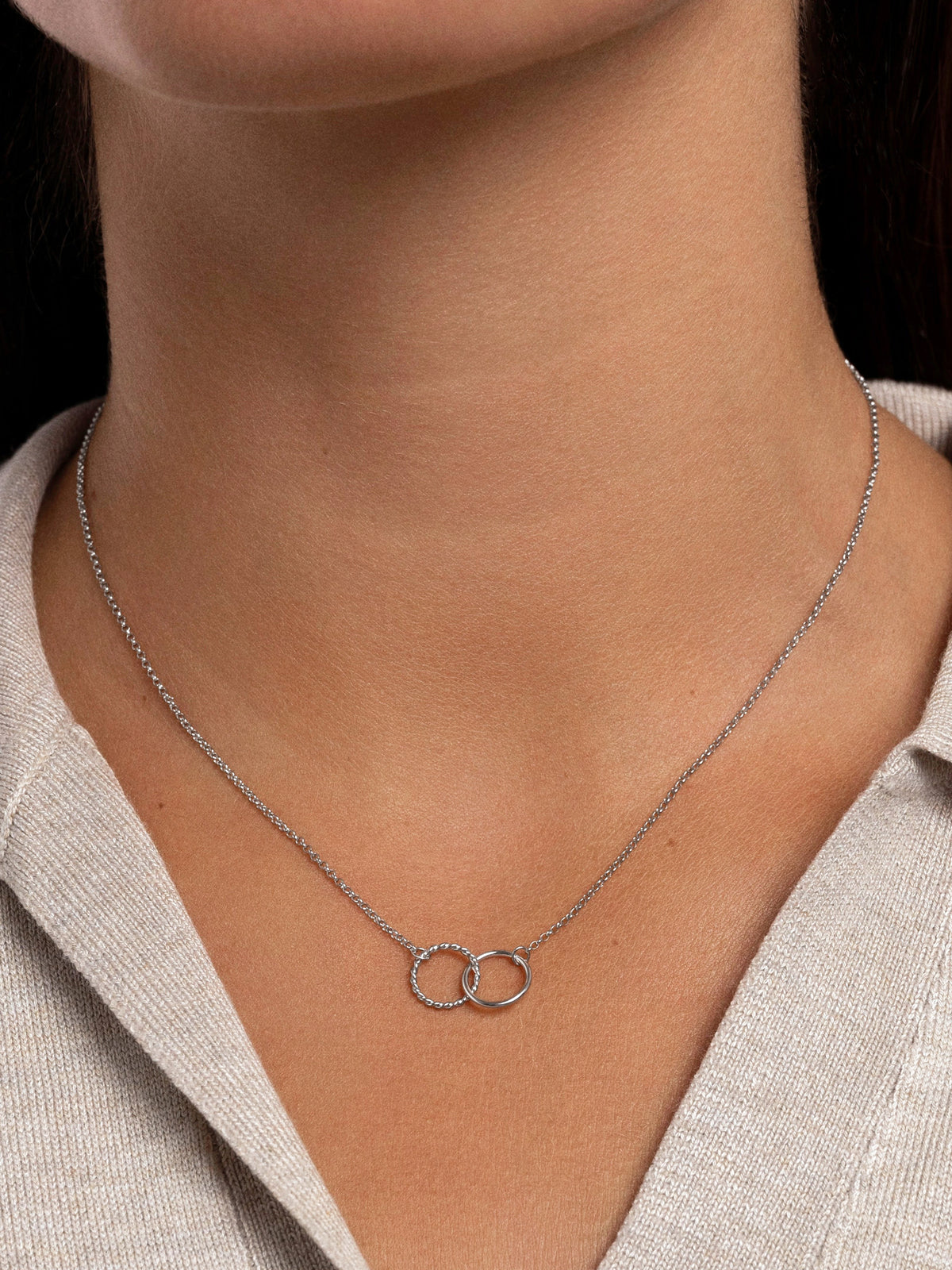 Ketting Circles Twist Staal - puesto en modelo