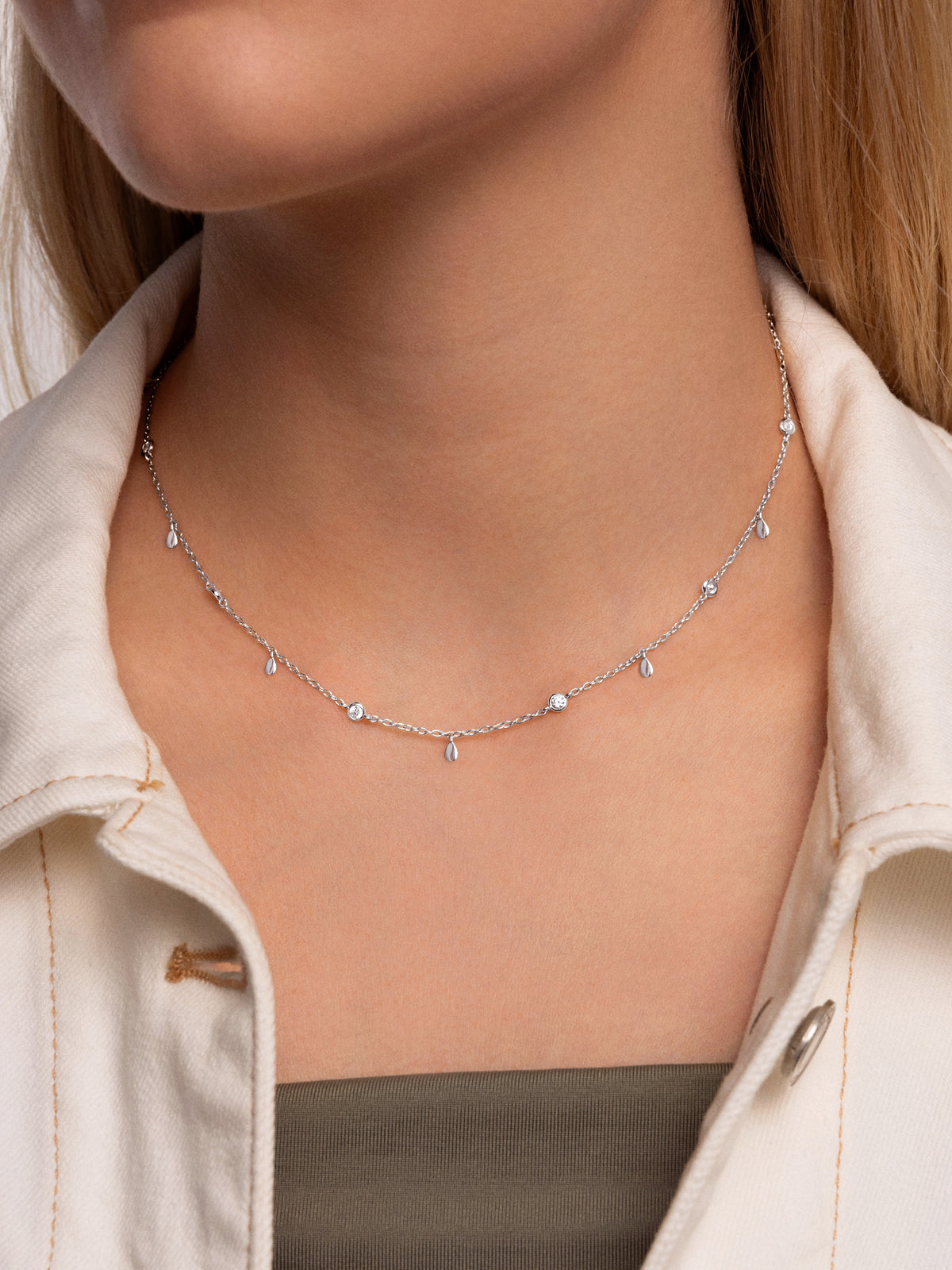 Collar Mini Spark Drop - puesto en modelo