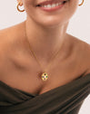 Colar Medallion Five Stones Mística Aço Banho a Ouro - puesto en modelo