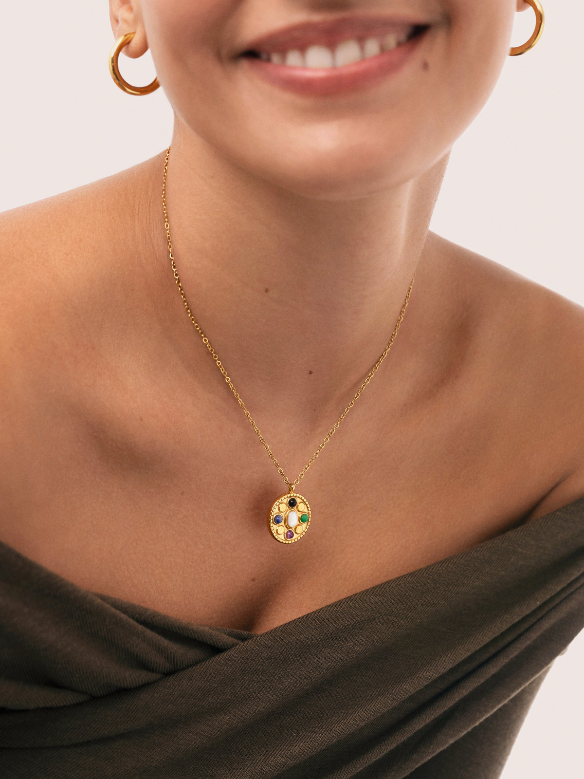 Colar Medallion Five Stones Mística Aço Banho a Ouro - puesto en modelo