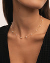 Pearl & Pearls Gold-Plated Necklace - puesto en modelo