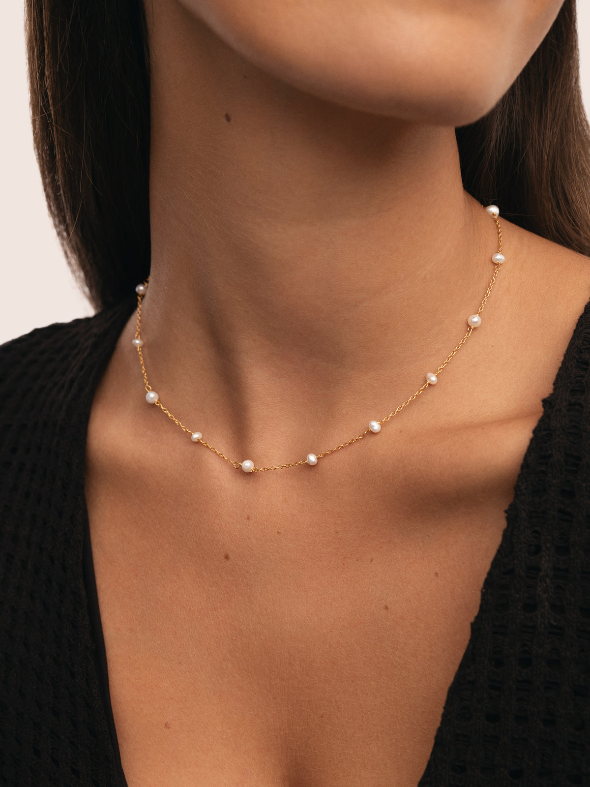 Pearl & Pearls Gold-Plated Necklace - puesto en modelo
