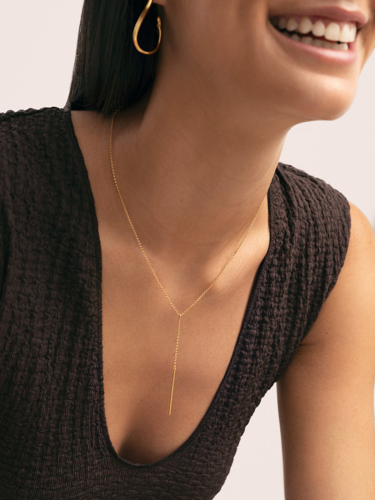 Collier Y Stick en acier plaqué or - puesto en modelo