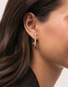 Boucles d'oreilles créoles Aby Sparks plaquées or - puesto en modelo