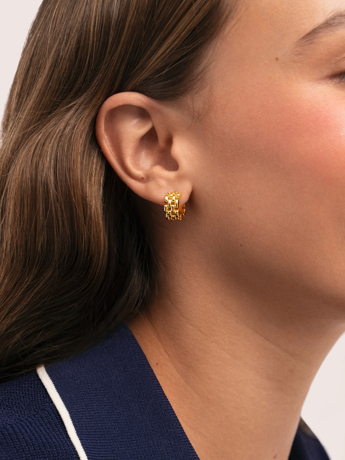 Mini Sierpe Gold Plated Hoop Earrings - puesto en modelo