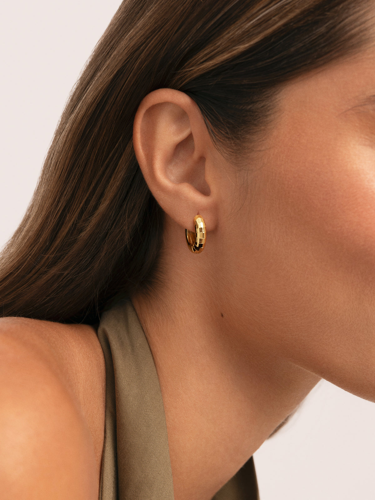 Hoop Earrings Serpenta Gold Plated - puesto en modelo