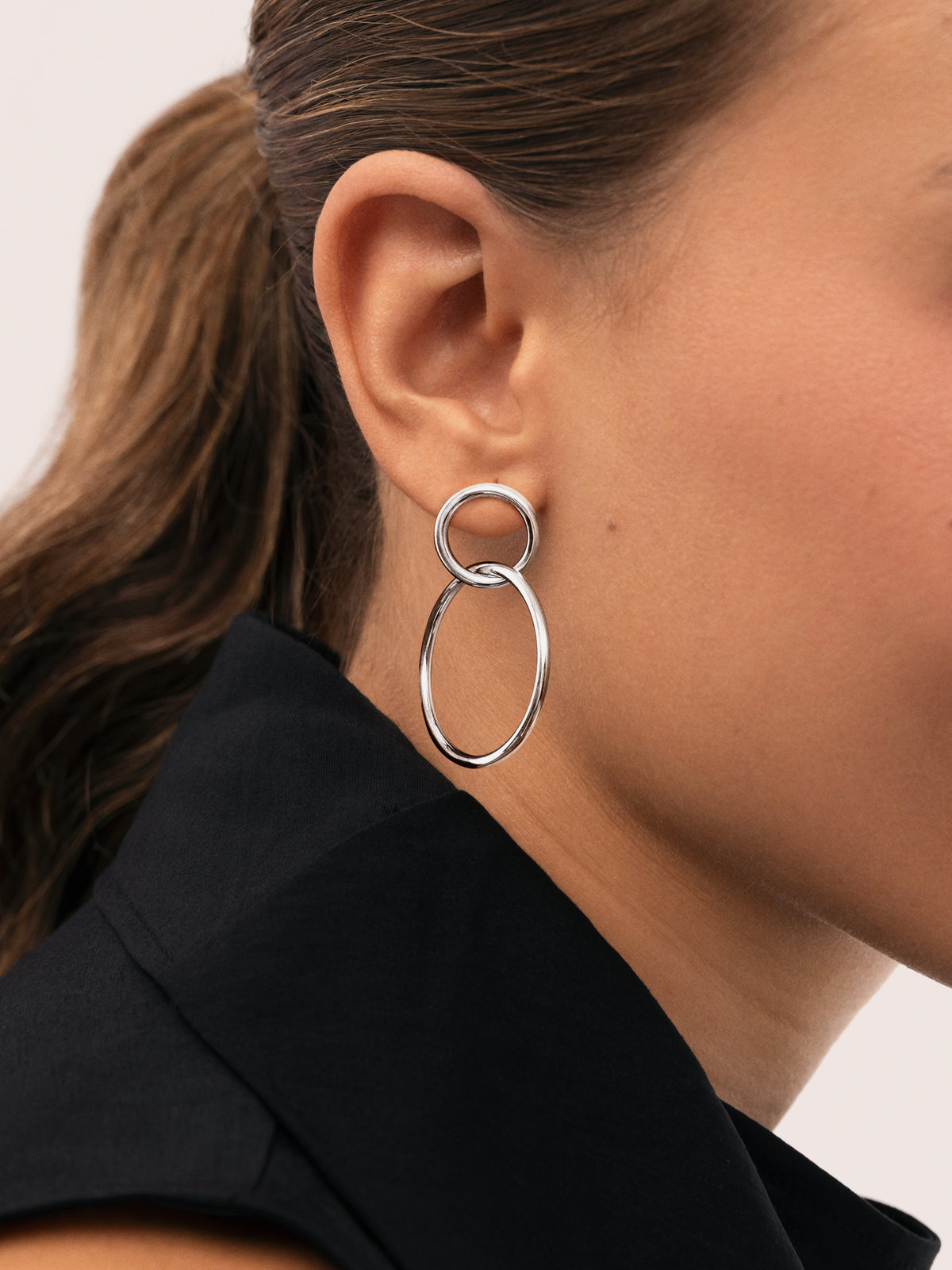 Pendientes Sister Acero - puesto en modelo