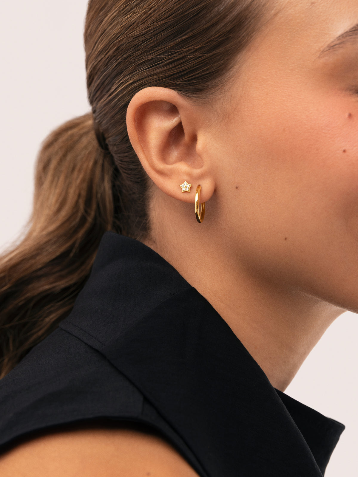Orecchino Singolo Mini Stella Spark in Argento Placcato in Oro - puesto en modelo