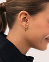 Einzelner Ohrring Mini-Knochen aus Silber, vergoldet - puesto en modelo