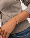 Bracciale Rigido Alma Cianite Placcato Oro - puesto en modelo