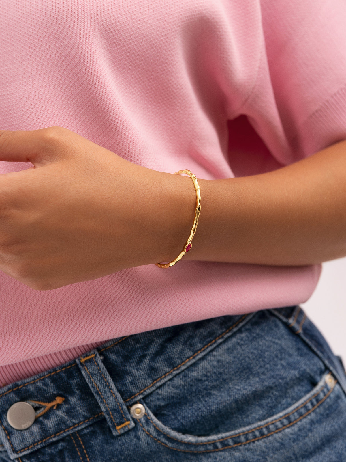 Bracciale Rigido Alma Rosé Placcato Oro - puesto en modelo
