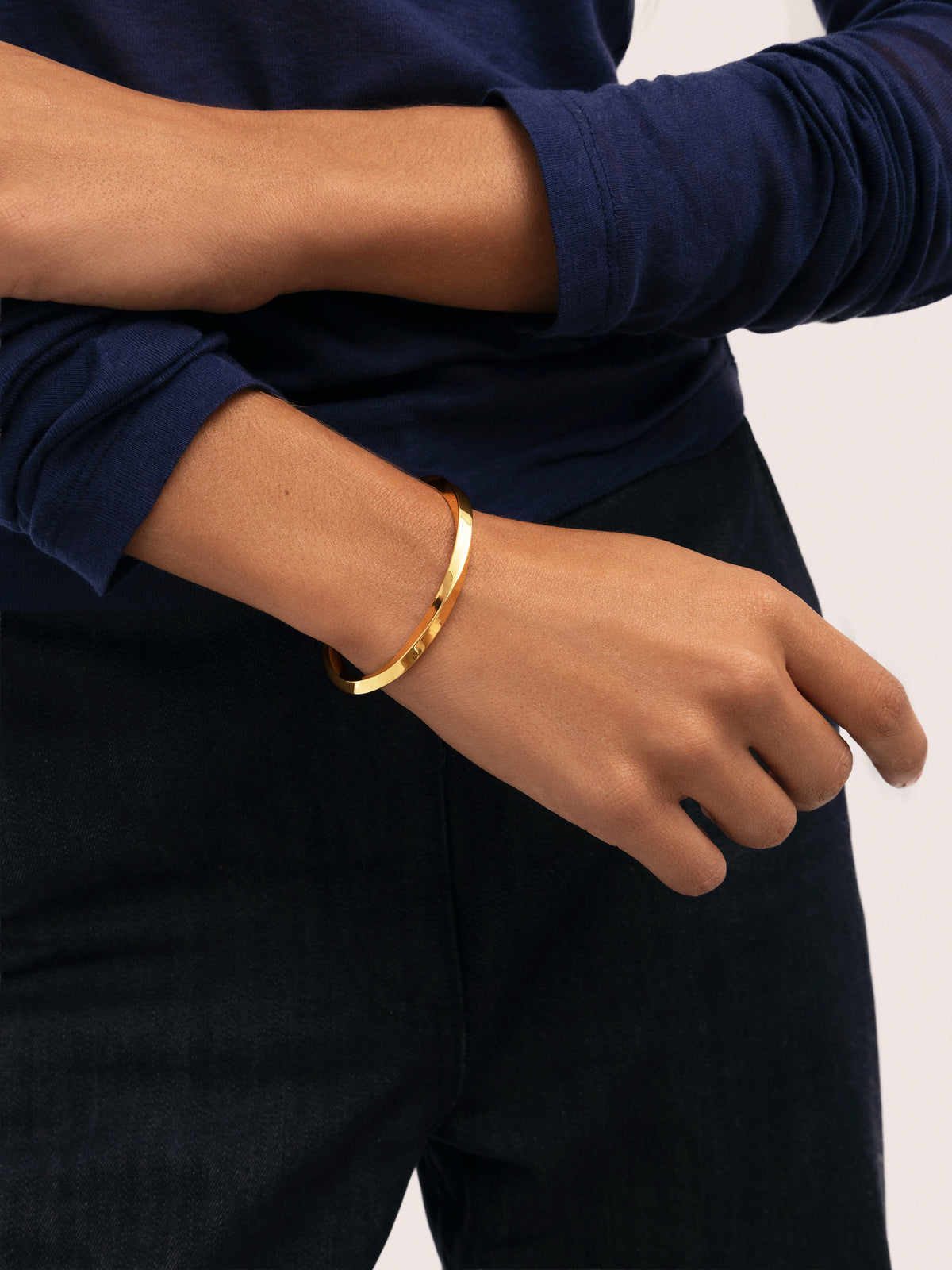 Brazalete Lizze Acero Baño Oro - puesto en modelo