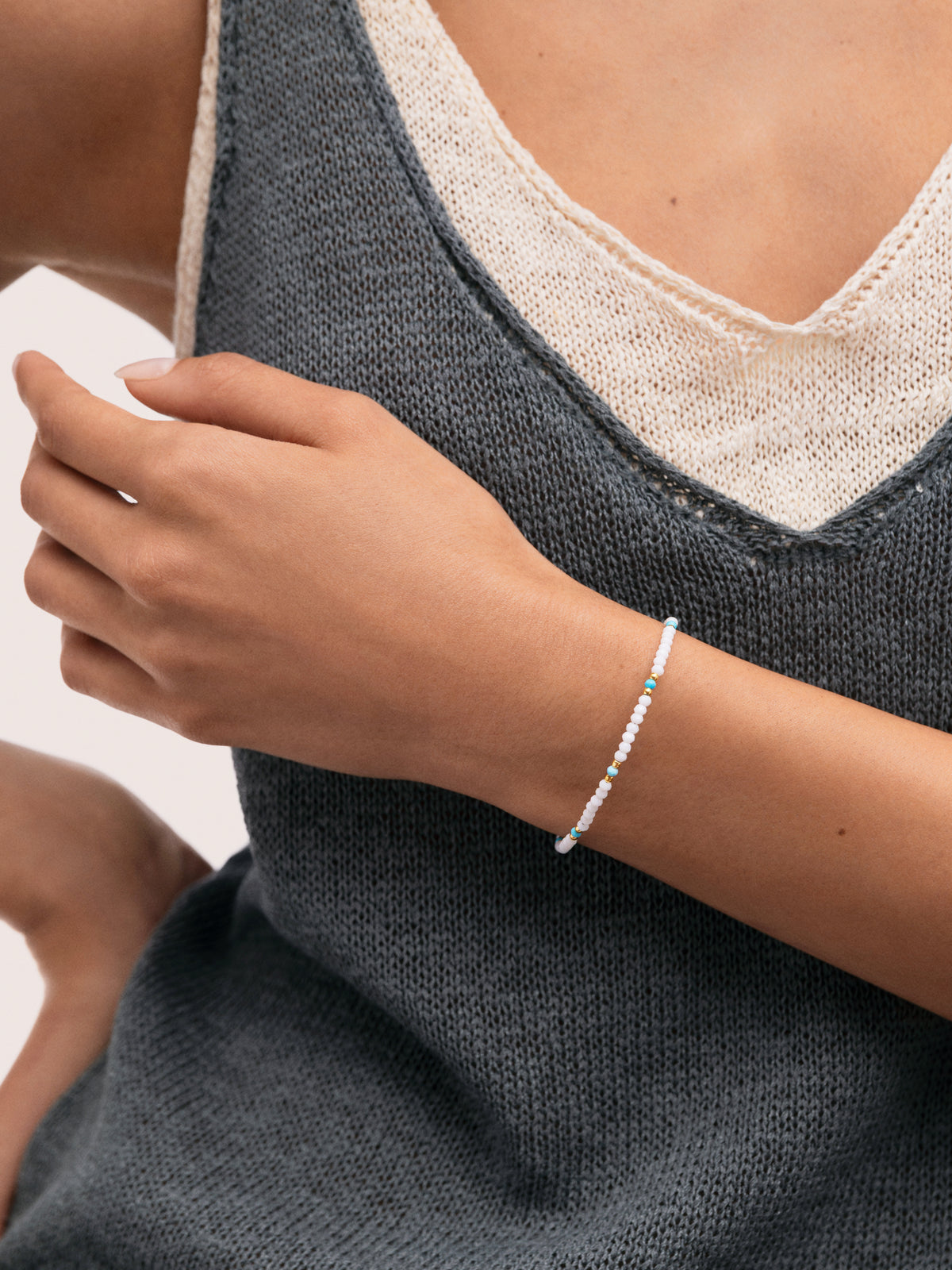 Pulsera Tarifa Acero Baño Oro - puesto en modelo
