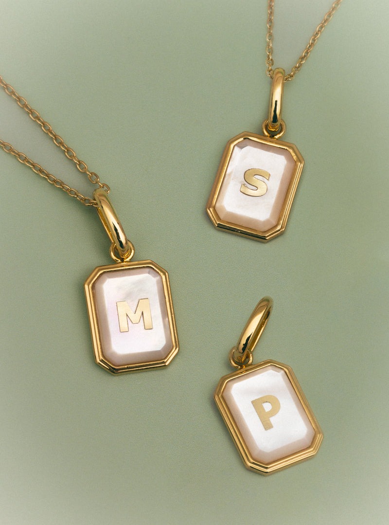 Charm Personalizado Letter Nácar Banho de Ouro