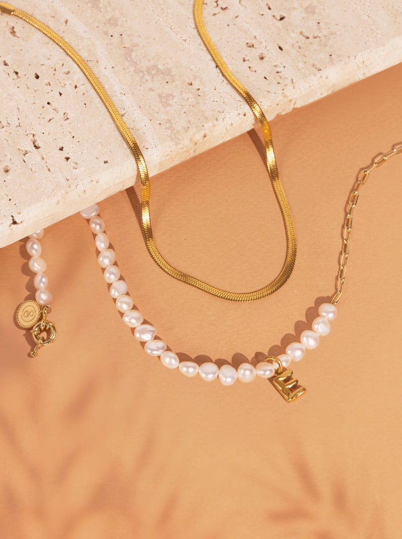 Charm Letter Organic Prata Banho de Ouro