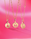 Charm Mini Medallion Letter Acier plaqué or